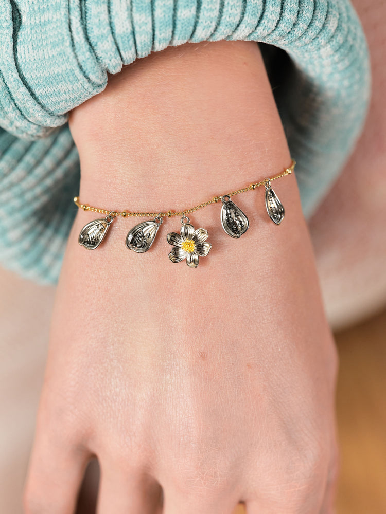 Daisy and Engraved Petal Fine Bracelet